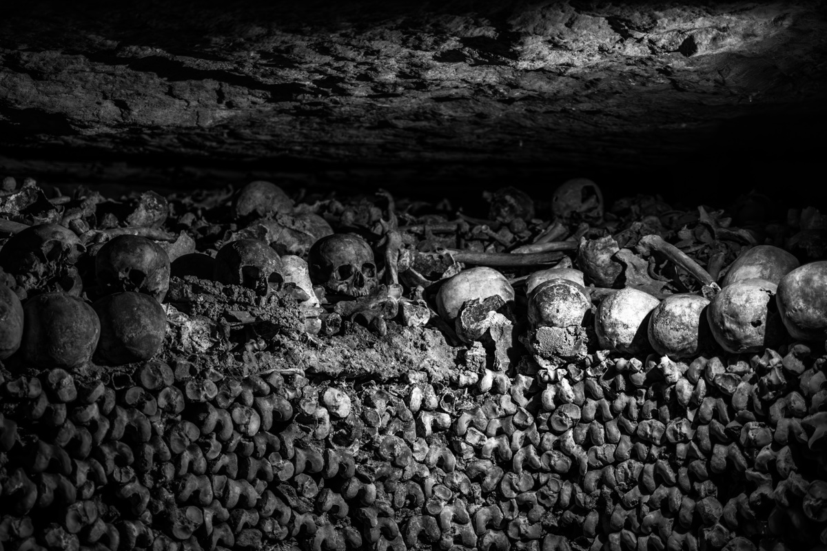 Catacombs Paris Lit Skull Row